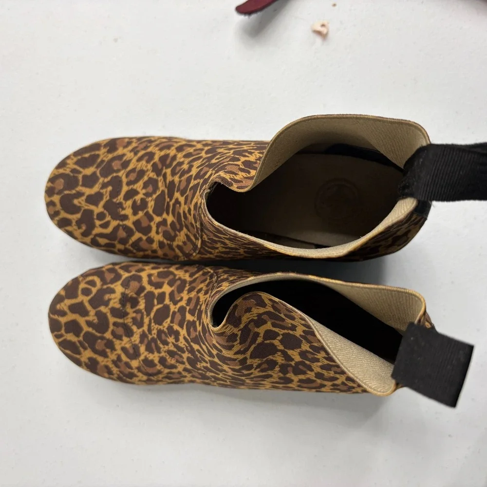 Charleston Shoe Co. Boot Cheetah Leopard animal Print Wedge Ankle Slip On Size 9